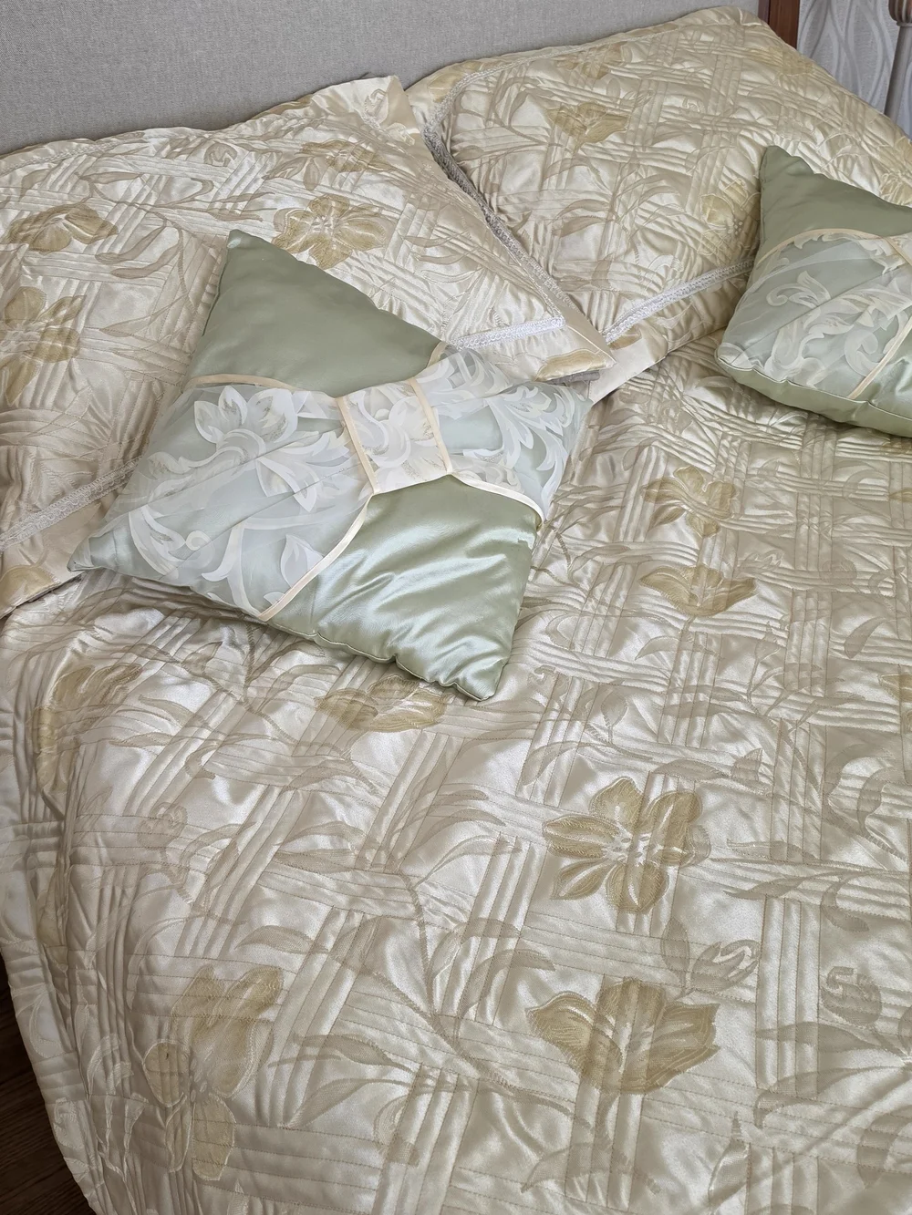 Luxury Cream and Sage Floral Quilted Bedspread Set
